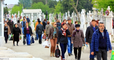 Stire din Social : Cu bodyguarzii în cimitire! Cum au sărbătorit constănțenii Paștele Blajinilor