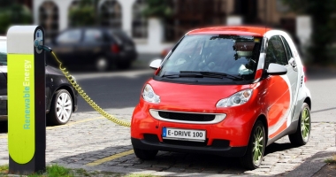 Stire din Eveniment : Primiți 10.000 de euro la cumpărarea unei mașini electrice. Care sunt avantajele și dezavantajele unui autoturism eco