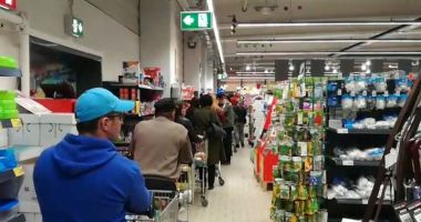Stire din Economie : Îmbulzeală în marile magazine. Teama de carantinare i-a făcut pe oameni să cumpere fără măsură