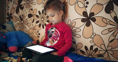 Stire din Cultură-Educație : Din „tainele” lecțiilor online. „Este neplăcut să vorbeşti cu un elev care stă în pat sau se joacă”