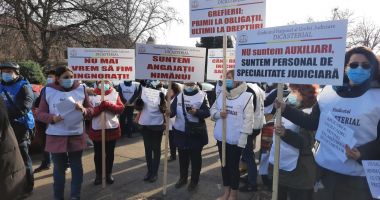 Stire din Eveniment : Protest al polițiștilor, grefierilor și pensionarilor, la Constanța. „Suntem umiliți!”