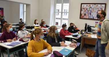 Stire din Cultură-Educație : Se redeschid şcolile. „Va fi foarte greu să respectăm toate măsurile!”