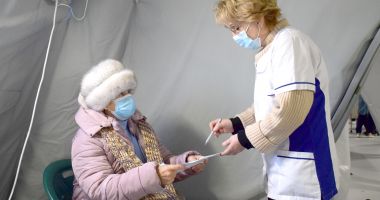 Stire din Social : Vârstnici şi bolnavi, în aşteptarea vaccinului. „Au spus că vom avea prioritate, dar am fost păcăliţi”