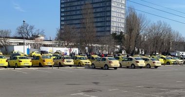Stire din Eveniment : Revoltă între taximetriști: „Ne dau în cap, ca să deschidă larg ușa transportului alternativ!”