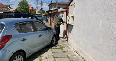 Stire din Social : Bătrâni, în slalom printre maşinile parcate în faţa porţii. „Nu putem să ieşim din curte!”