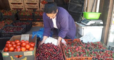Stire din Economie : Au apărut căpşunile româneşti în pieţe. Cât este kilogramul şi din ce judeţe sunt aduse