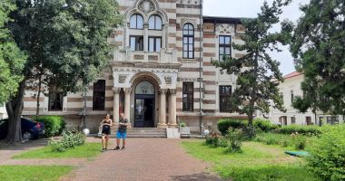 Stire din Cultură-Educație : Crăpături tot mai adânci pe pereții Muzeului de Artă Populară. Când va fi ștearsă povara anilor?
