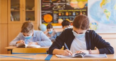 Stire din Cultură-Educație : Paradoxurile admiterii în liceu: clase și medii mai mici, dar emoții mai mari ca oricând