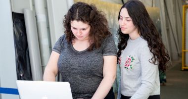 Stire din Cultură-Educație : Surprizele Evaluării Naționale.  Au crescut mediile de admitere în liceele tehnologice și au scăzut dramatic la cele teoretice