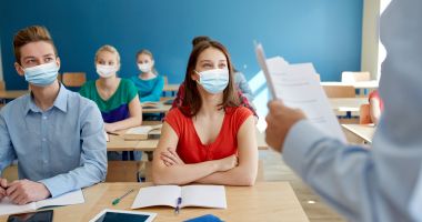 Stire din Cultură-Educație : „Da' masca, domnu' ministru, masca cine o suportă?”. Un răspuns târcolit cu dibăcie ministerială