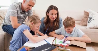 Stire din Cultură-Educație : Părinții consideră că autoritățile ar trebui să-i lase să decidă dacă trimit sau nu copilul la școală