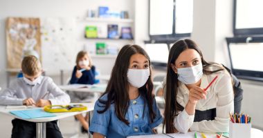 Stire din Cultură-Educație : Un nou an școlar cu măști - ba textile, ba sanitare, cu scenarii și excepții, cu vaccinări versus testări