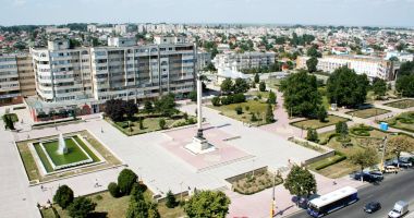 Stire din Social : Reabilitarea parcului de la Casa de Cultură, ţinută pe loc de arhitecţi! "Aveţi o soluţie nefuncţională!"