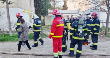 Stire din Eveniment : Incendii devastatoare, în miez de noapte. Trei victime au ajuns la spital, zeci de locuințe sunt distruse!