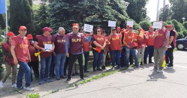 Stire din Social : Poştaşii au ieșit în stradă! "Am fost loviţi la colţul blocului, alergaţi de câini, dar mereu la datorie"