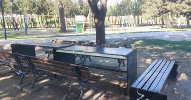 Stire din Social : Administrația locală "aruncă" pe piață peste un milion de lei pentru repararea băncuțelor din Constanța