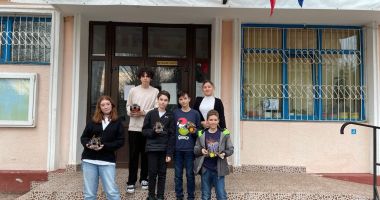 Stire din Cultură-Educație : Avalanșă de solicitări pentru cercul de programare din nou-înființatul laborator de informatică al Școlii 30
