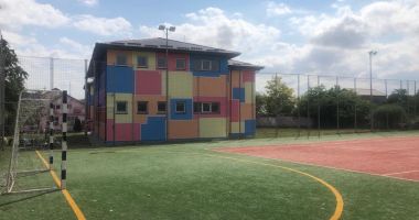 Stire din Cultură-Educație : Grav accident la școala din Siliștea. O profesoară și-a rupt piciorul din cauza gheții