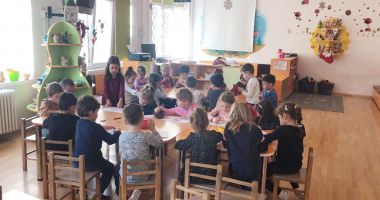 Stire din Cultură-Educație : Caraghioasele achiziții făcute la grădinițele "Amicii" și "Mugurel" ar putea cauza pierderea fondurilor europene