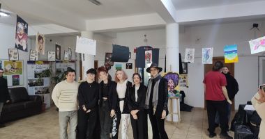 Stire din Cultură-Educație : Mărturiile vârstei lor au transformat holul Liceului "George Călinescu" în salon expozițional