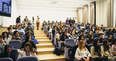 Stire din Cultură-Educație : Greva din învățământ îi dezbină pe liderii elevilor. Ariana Dudună îi cere Mirunei Croitoru "să-și revizuiască declarațiile"