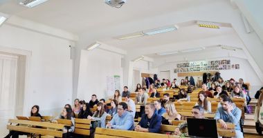 Studenți și masteranzi ai universităților românești, prezenți la Școala de Vară