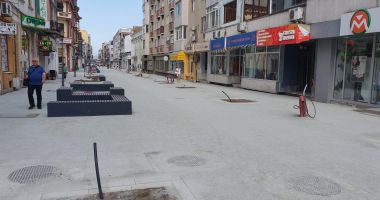 Stire din Social : Au apărut băncuțele pe strada Ștefan cel Mare. Locuitorii așteaptă spațiul verde!