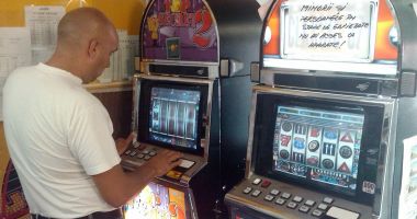 Stire din Economie : Dispariţia tichetelor! Banii de masă se duc pe jocuri de noroc, cei de vacanţă, pe plajele bulgăreşti