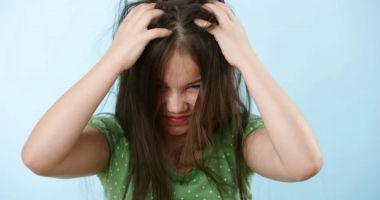 Stire din Social : Am scăpat de râie, dar nu şi de păduchi. Zeci de copii infestaţi, pe băncile şcolilor din Constanţa