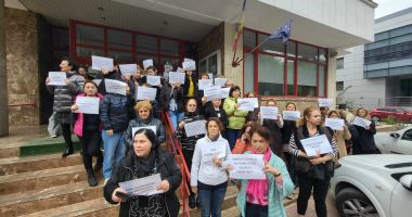 Stire din Social : Ghişee cu lacătul pe ele, oameni disperaţi. Panică printre cetățenii din Constanţa