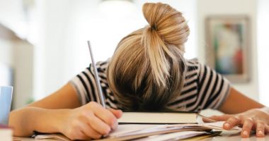 Stire din Cultură-Educație : Dacă nu e și fudul… Ministerul Educației a făcut ”spectacol” din jenantele rezultate PISA 2022