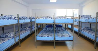 Stire din Social : Soarta oamenilor străzii pe timpul iernii. "Colegii mei din spital îi învaţă să se spele"
