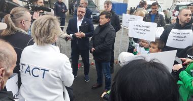 Stire din Politică-Administrație : Protest în fața Primăriei Constanța, gestionat cu TACT de viceprimarul Ionuț Rusu