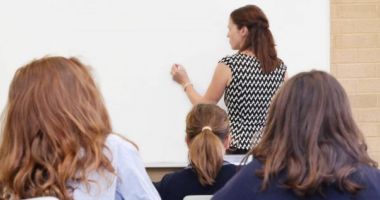 Stire din Cultură-Educație : Cadrele didactice așteaptă primele promise, dar nici măcar nu au primit cardurile! "Profesorii nu sunt păcălicii nimănui!"