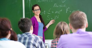 Stire din Cultură-Educație : Elevii se opun închiderii şcolilor. „Lecţiile online nu există, în multe locuri!”