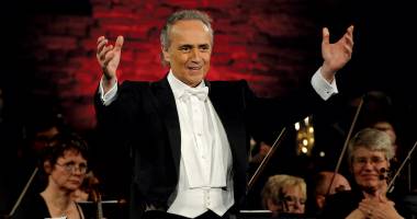 Stire din Cultură-Educație : Tenorul Jose Carreras va concerta la București
