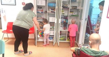 Stire din Social : Copiii bolnavi de cancer au primit jucării în saloanele de spital