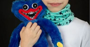 Stire din Social : Pericolul din jucăriile Huggy Wuggy. Psiholog: "Până la 12 ani, aceste păpuşi să nu fie date copiilor"