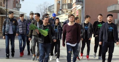 Stire din Sport : Jucătorii de la BC Athletic au oferit flori de Ziua Internațională a Femeii