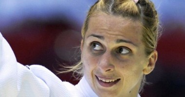 Stire din Sport : Alina Dumitru, demonstrații de judo la Aeroportul Otopeni
