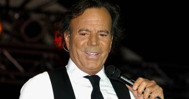 Stire din Cultură-Educație : Julio Iglesias va fi numit Doctor Honoris Causa