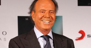 Stire din Actualitate : Julio Iglesias a fost reţinut pe aeroport! Agenţii au rămas surprinși când i-au verificat bagajul