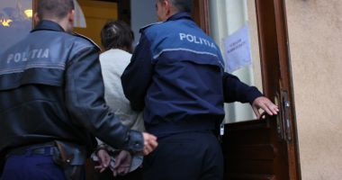 Stire din Eveniment : Șoferul care s-a ascuns de polițiști într-un hipermarket a ajuns după gratii