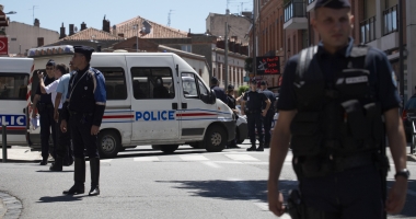 Stire din Eveniment : ATAC ARMAT LA TOULOUSE / Un bărbat ucis și alte șase persoane rănite