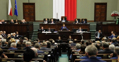Stire din Actualitate : Juriștii polonezi denunță politizarea justiției de către conservatori