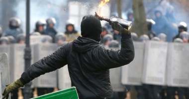 Stire din Actualitate : Manifestație a ultranaționaliștilor ucraineni împotriva legii care acordă autonomie provinciilor separatiste