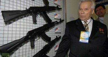 Stire din Eveniment : 67 de ani de la producerea celebrei arme Kalasnikov