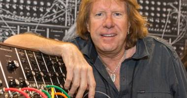 Keith Emerson a fost găsit mort în casă. Prima ipoteză este sinuciderea