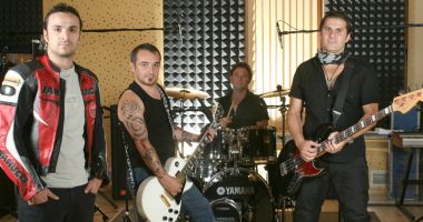 Stire din Cultură-Educație : "Kempes" și "Direcția 5" vor încinge atmosfera  în Clubul "Doors"