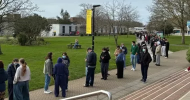 Stire din Actualitate : Studenții români din Marea Britanie se vaccinează masiv după focarul de meningită